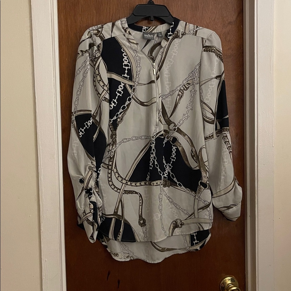 Soho Chain-Print Zipper-Up Blouse in Navy and Cream